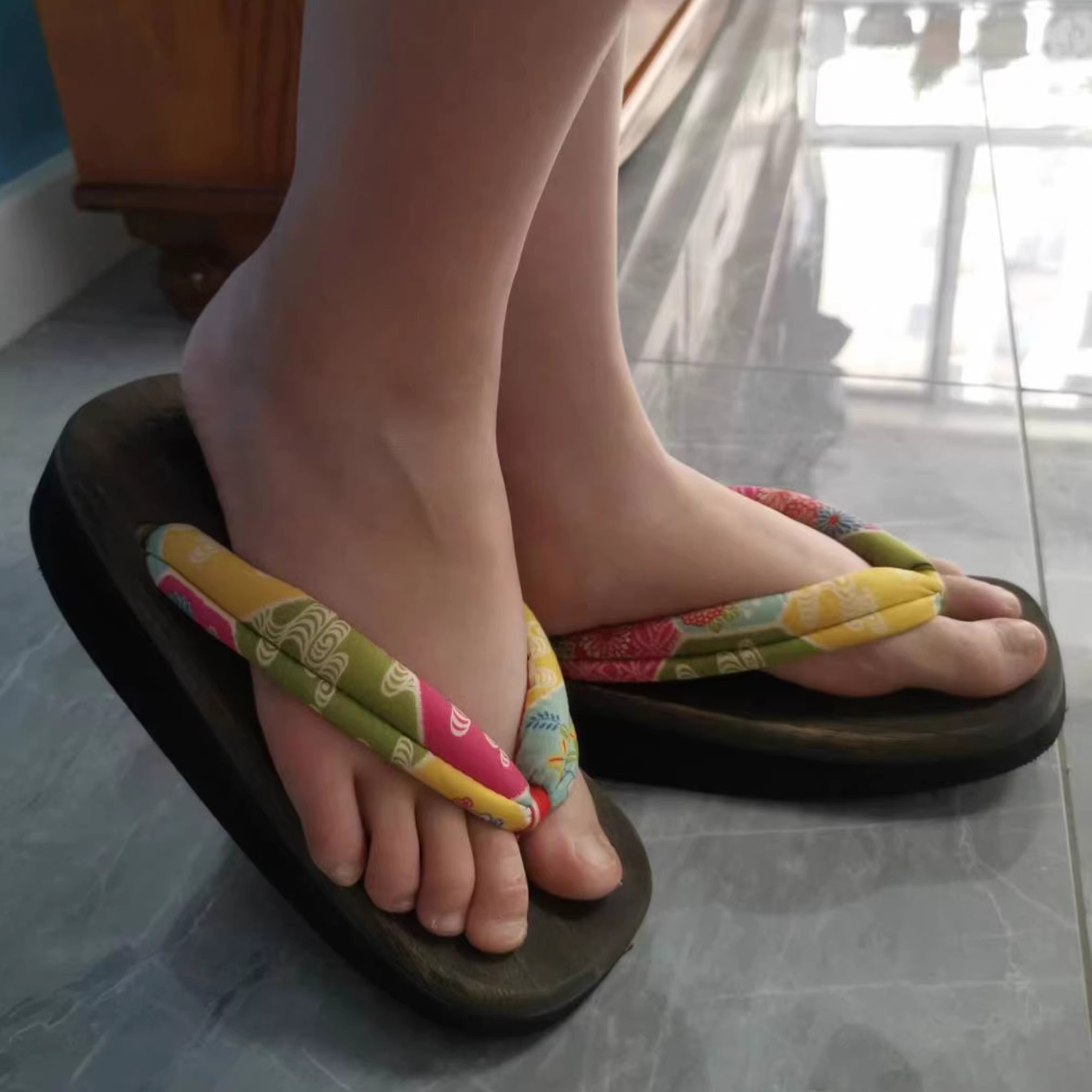 女性用コスプレシューズ ミッドヒール 日本下駄 クラシック  - Geta Wooden Sandal のレビューと価格